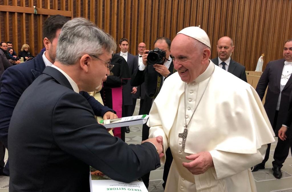 L’Associazione Camelia dona il libro “Terzo settore” a Papa Francesco