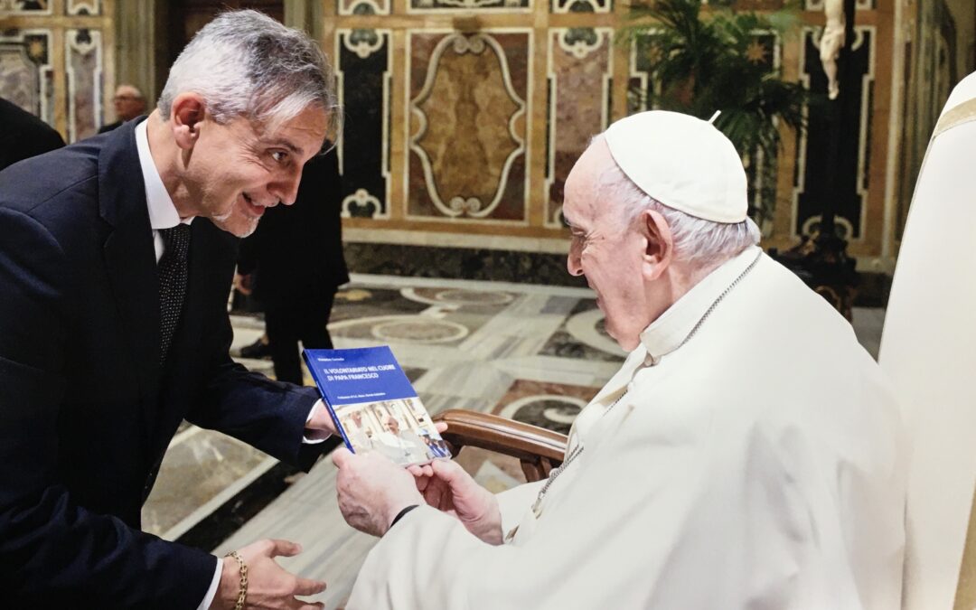 Donato al Santo Padre il nostro libro “Il volontariato nel cuore di Papa Francesco”