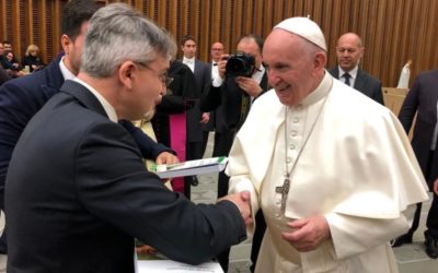 L’Associazione Camelia dona il libro “Terzo settore” a Papa Francesco